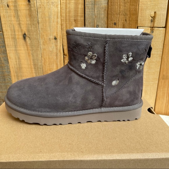 💘 UGG AUSTRALIA CLASSIC MINI BLOSSOM BOOTS BRAND NEW WITH BOX 7 - Picture 5 of 11
